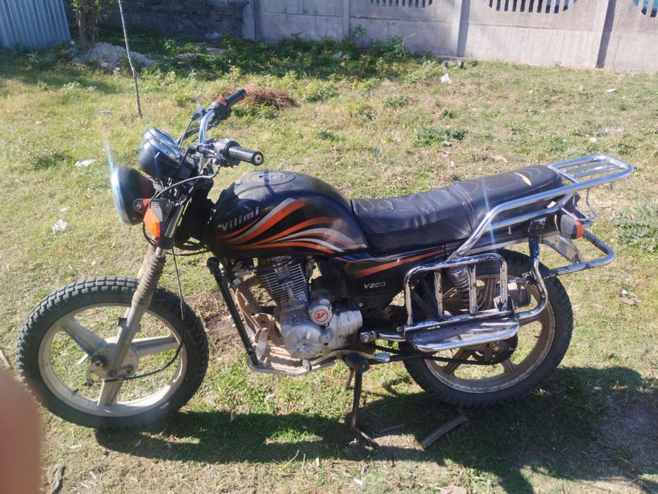 Продается мотоцикл хорошем состоянии вложения с наружи