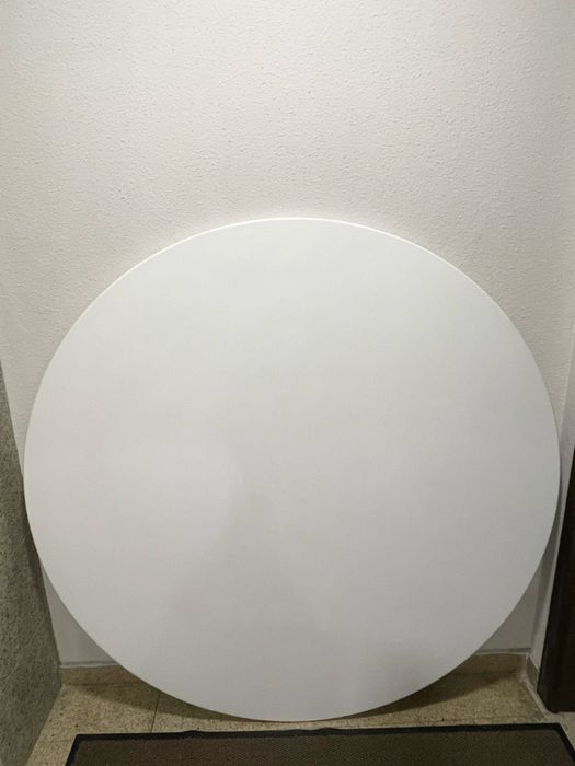 Бяла кръгла маса