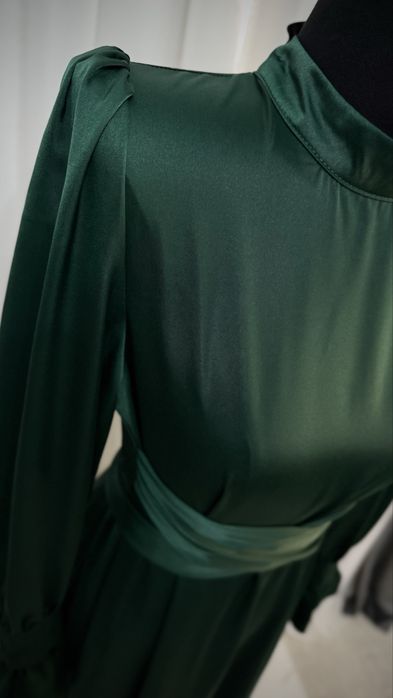 Атласное зеленое платье