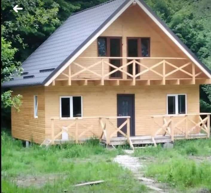 Vând și realizez case de locuit garaje auto cabane din lemn