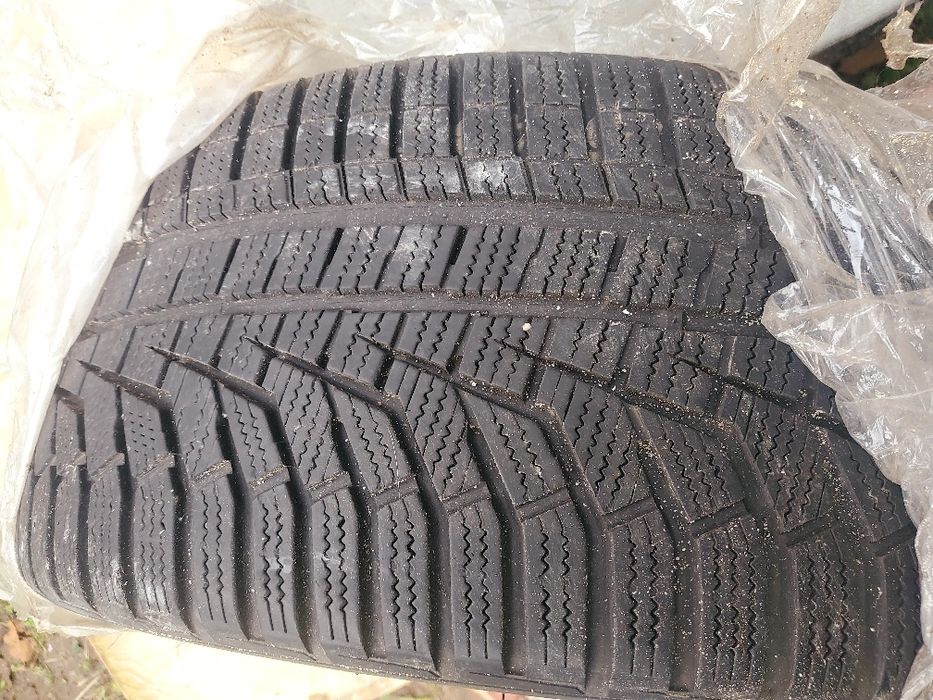 Vând anvelope r18 225 40 18 m+s