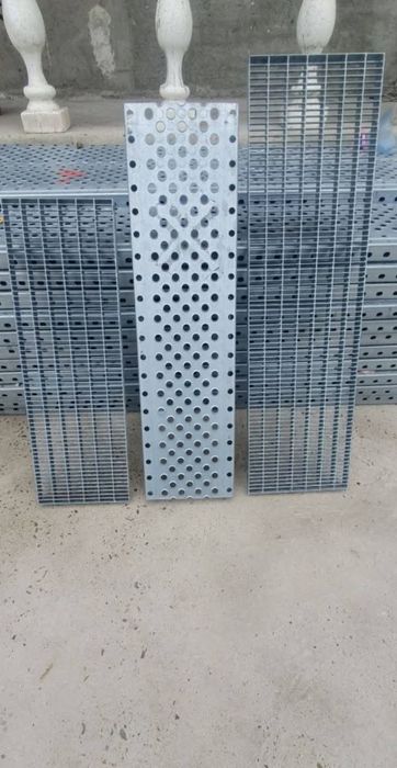 Vând trepte zincate