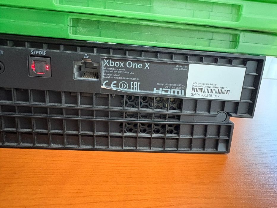 Xbox One X cu 18 jocuri