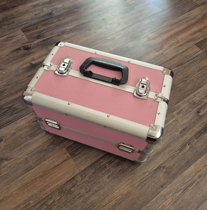 Розов куфар за гримове