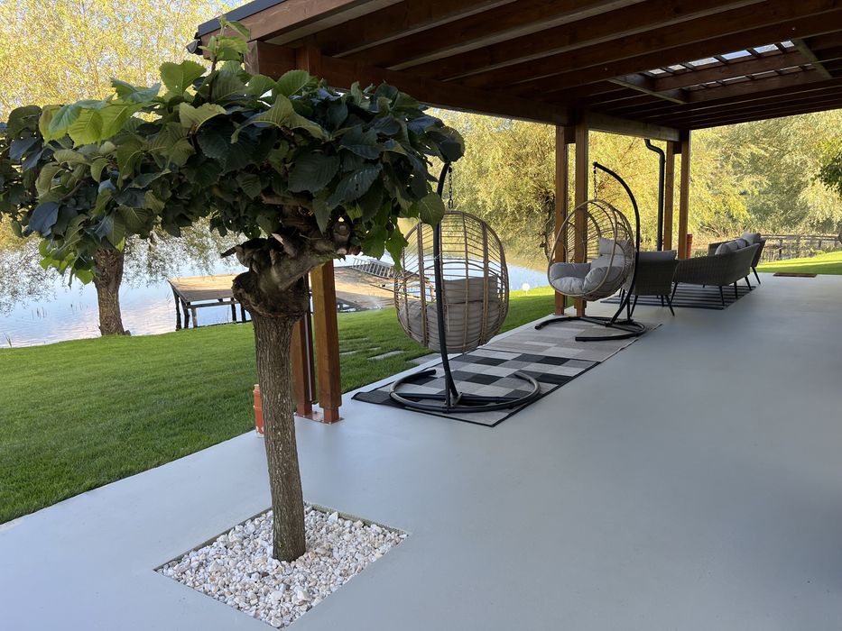 * De inchiriat Vila  cu piscina si jacuzii pe malu lacului in Geaca *