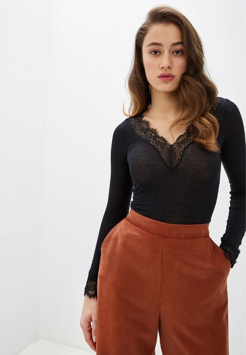 Лонгслив с кружевом