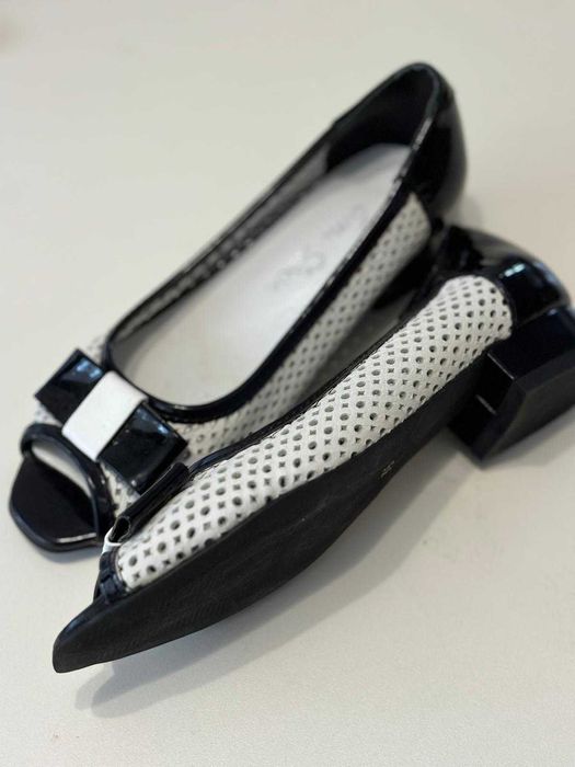 Pantofi decupati din piele naturala