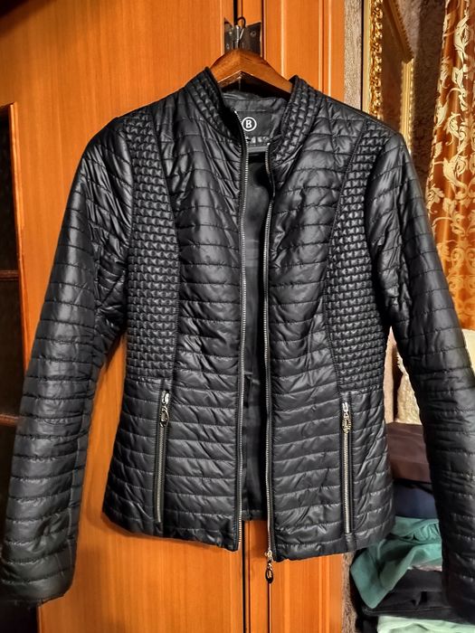 Продам куртку, цвет чёрный, размер 44.