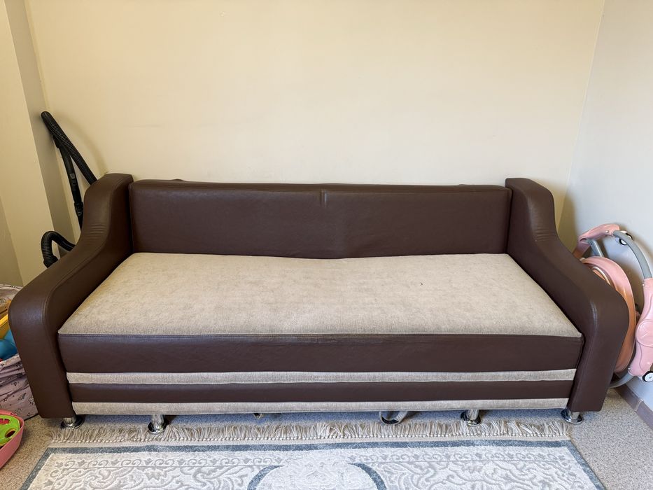 Продам Диван на ножках