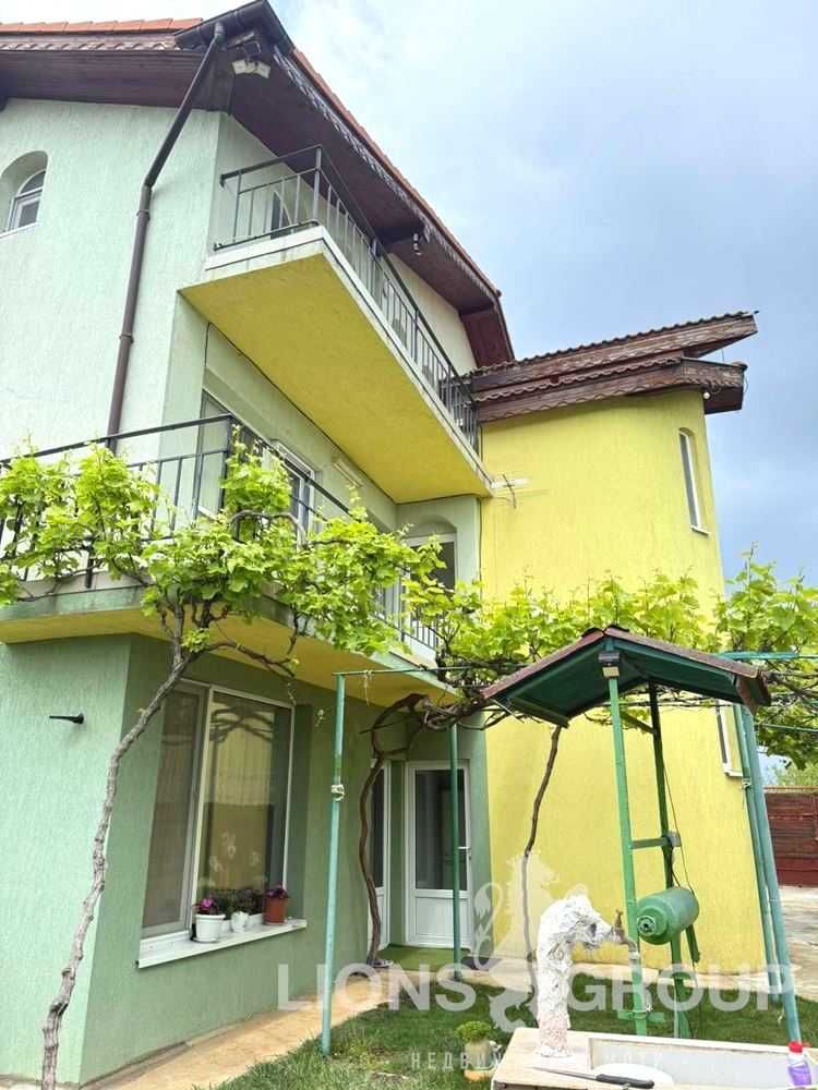 Триетажна къща в с.Топола