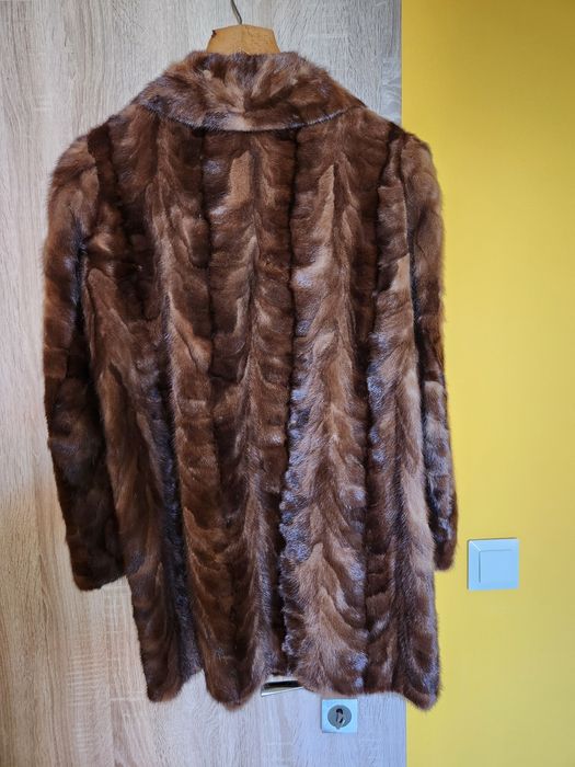 Продавам дамско палто от норка в изключително добро състояние.