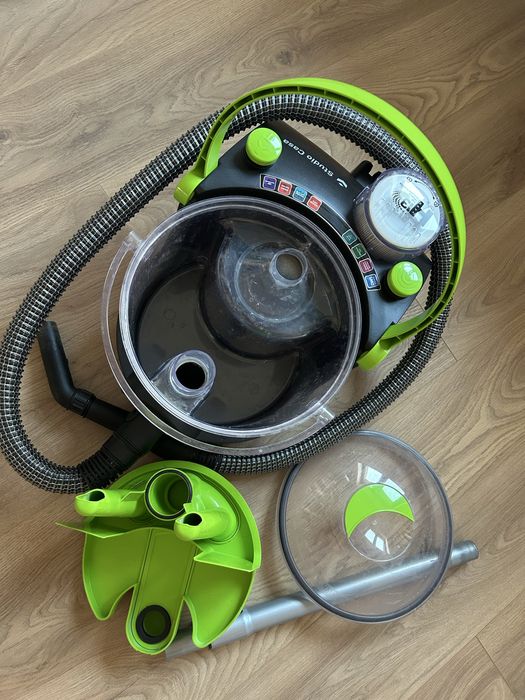 Aspirator cu filtrare in apa si absorbtie lichide