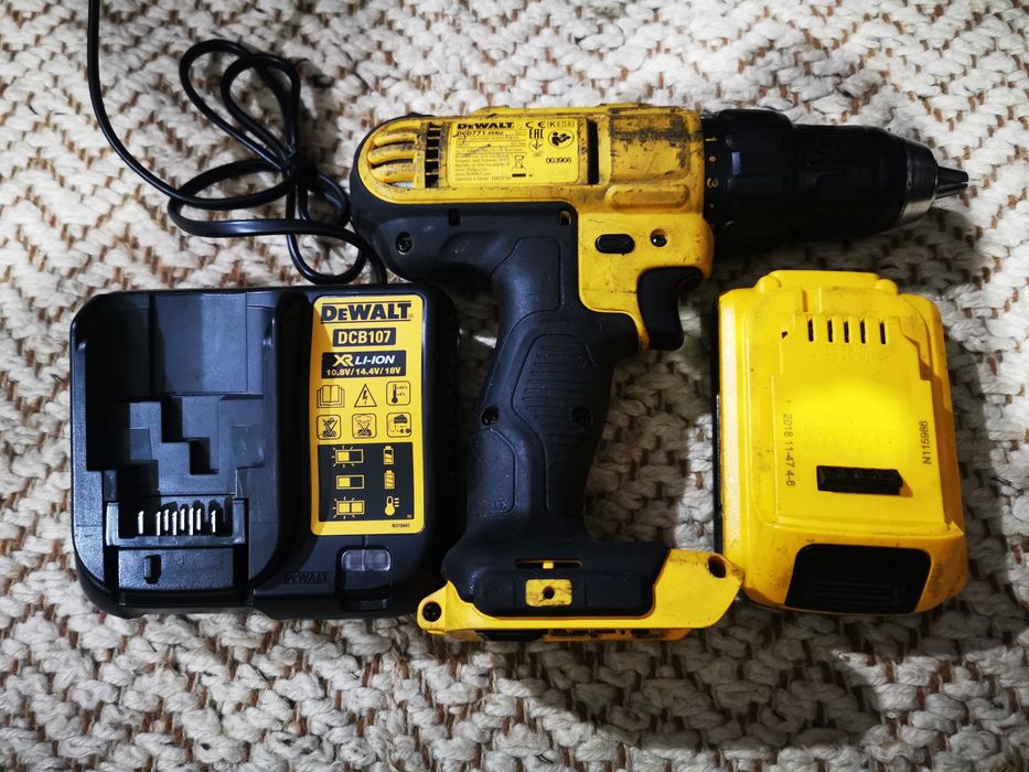 Шуруповерт DeWalt и зарядное устройство DeWalt DCB 107