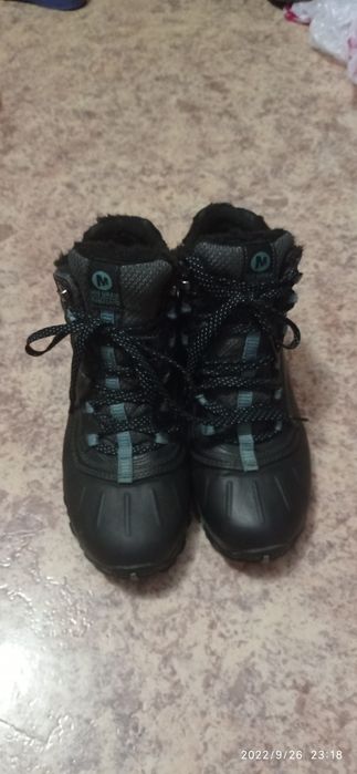 Продам женские зимние ботинки