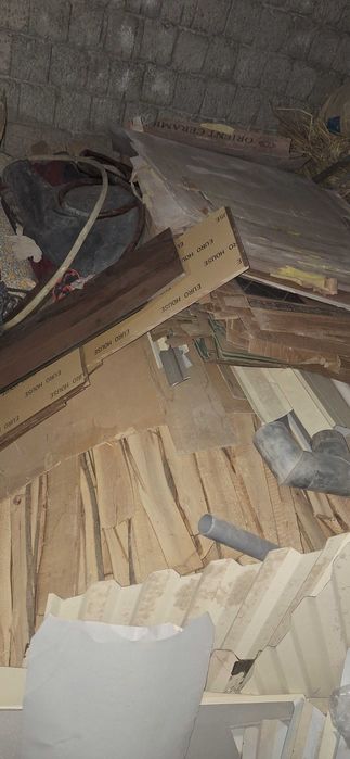 Chorniy potolok maxsulotlari sotiladi.