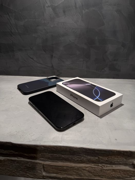 КАТО ЧИСТО НОВ Iphone 16 Pro Black + подарък Pitaka case