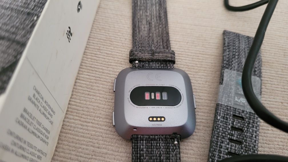 Ceas Fitbit Versa functional
Se vinde în cutie însoțit de încărcător ș
