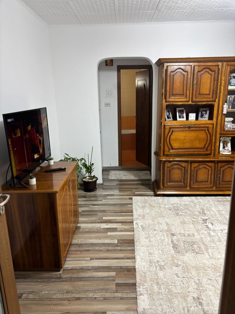 Vand apartament cu doua camere la et 1