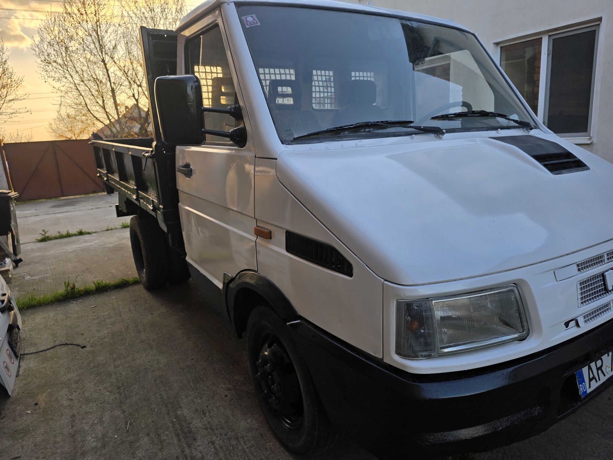 Camioneta iveco Basculabila 3 parti