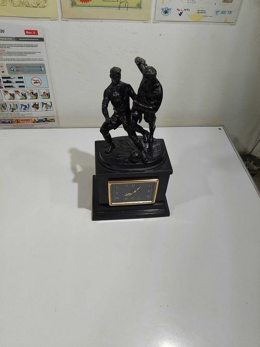 Оригин. антикварные настоль. часы Касли, модель знаменитые Футболисты