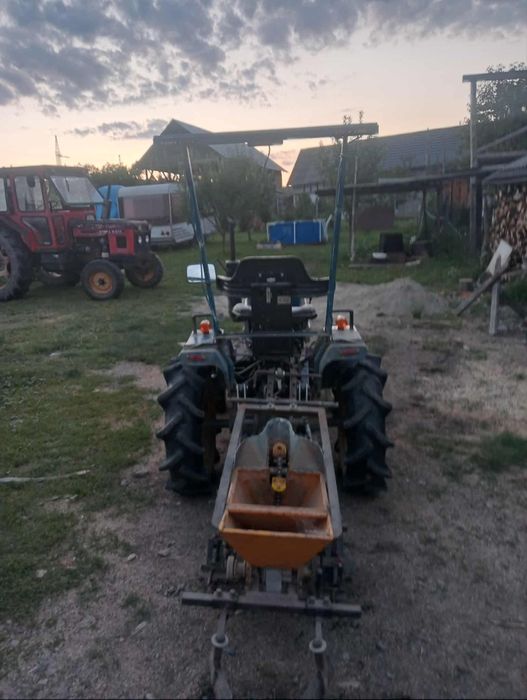 Vând tractor iseki 14 cai cu tot cu semănătoare de cartofi
