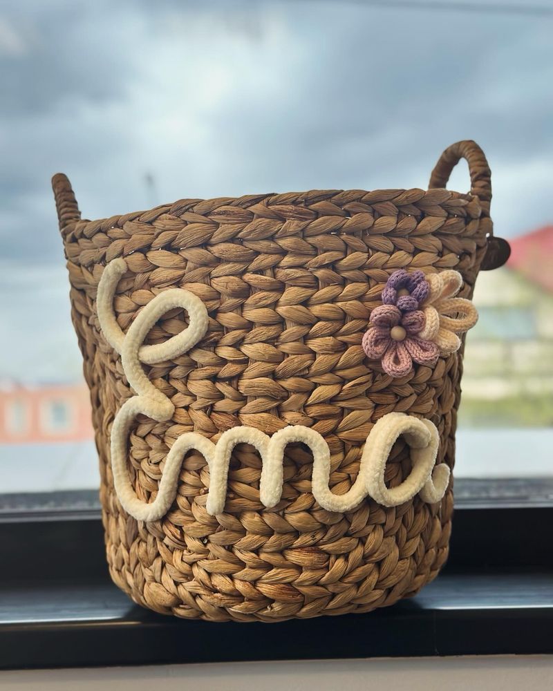 Coș de jucării personalizat cu nume din șnur tricotat