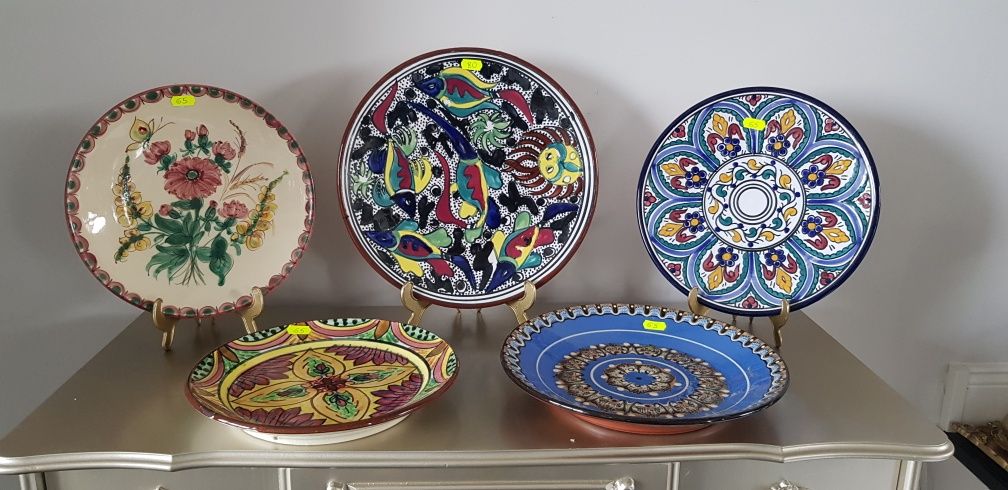 Farfurii vechi din ceramică și porțelan