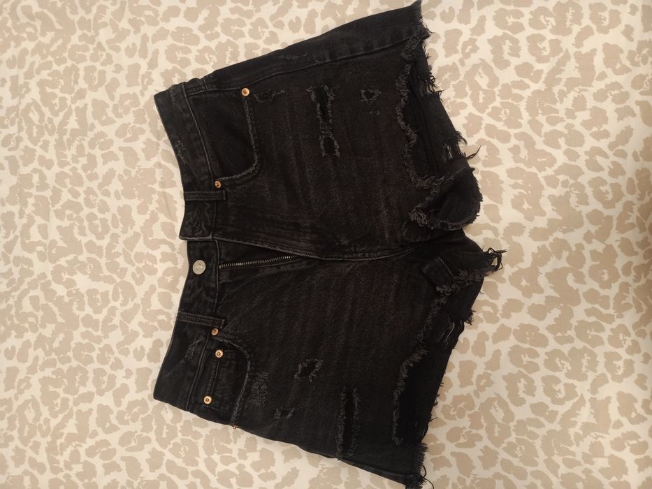 Pantaloni scurți negri de la Stradivarius