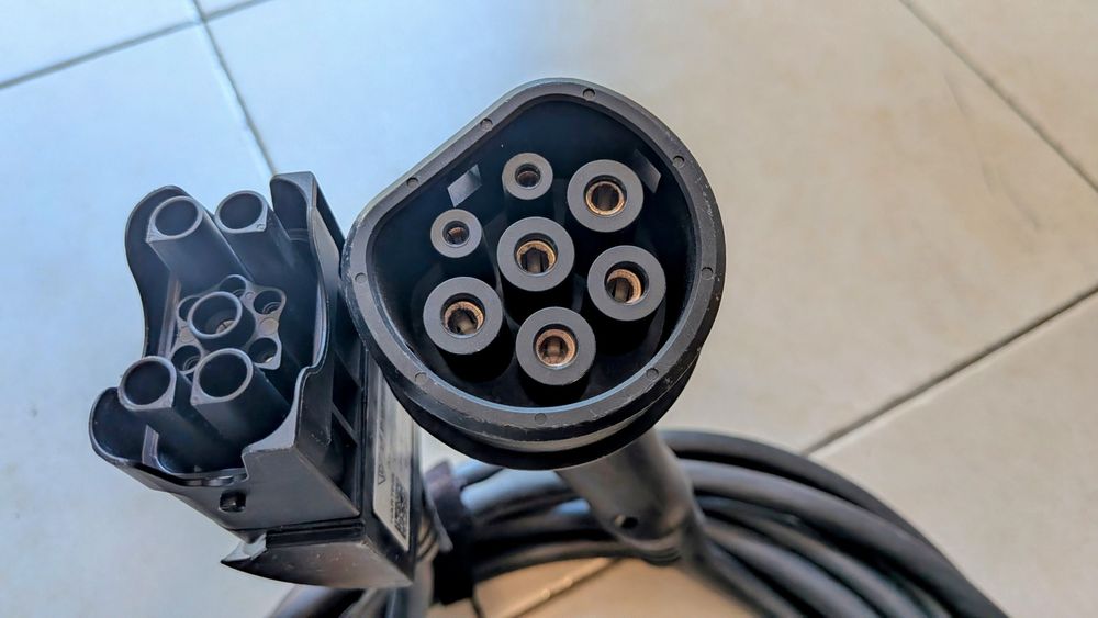 Кабел за зареждане на електроавтомобил или plug in hybrid