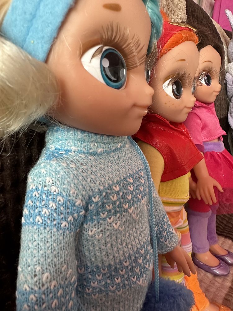Продаются куклы.