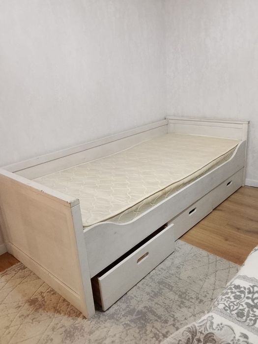 Кровать с матрассом . 20 тыс тенге