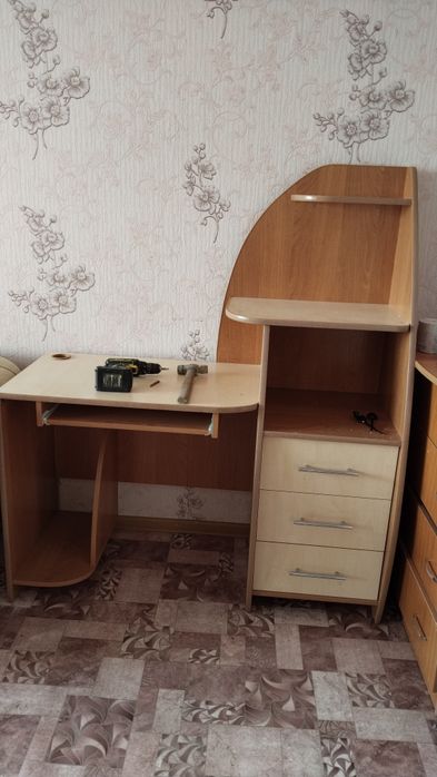 Продам компьютерный стол хороший
