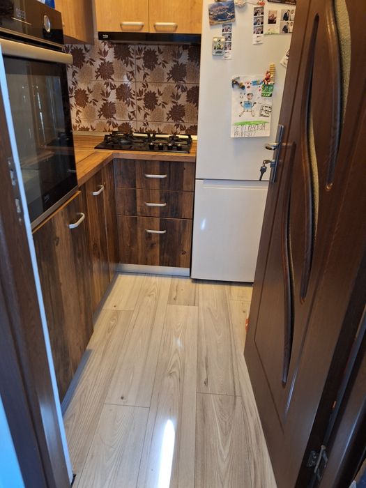 Dau spre inchiriere apartament cu trei camere