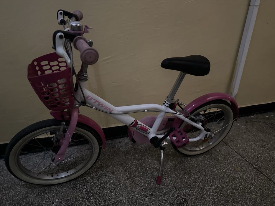 Bicicleta fete culoarea alb cu roz