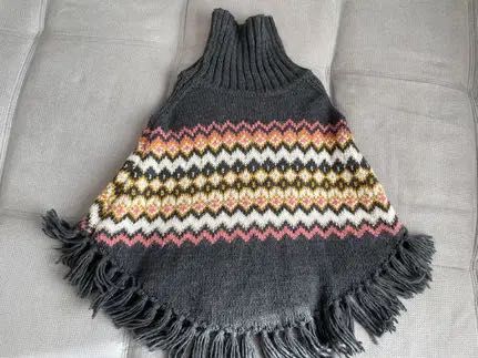 Poncho tricotat pentru copii