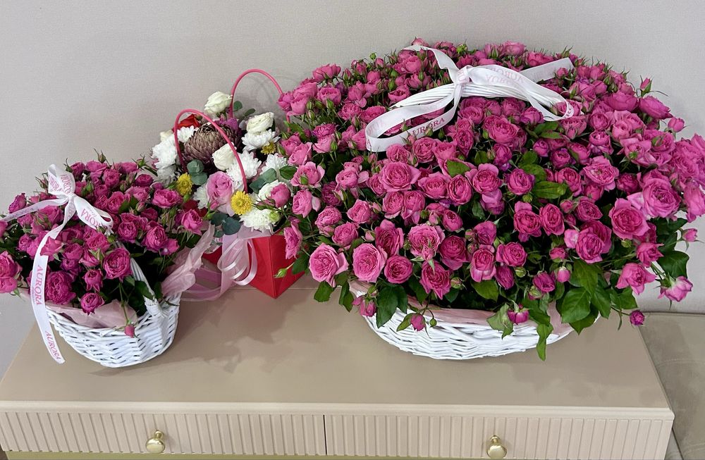 Продам цветы букеты корзины кустовые розы в корзине подарили на др