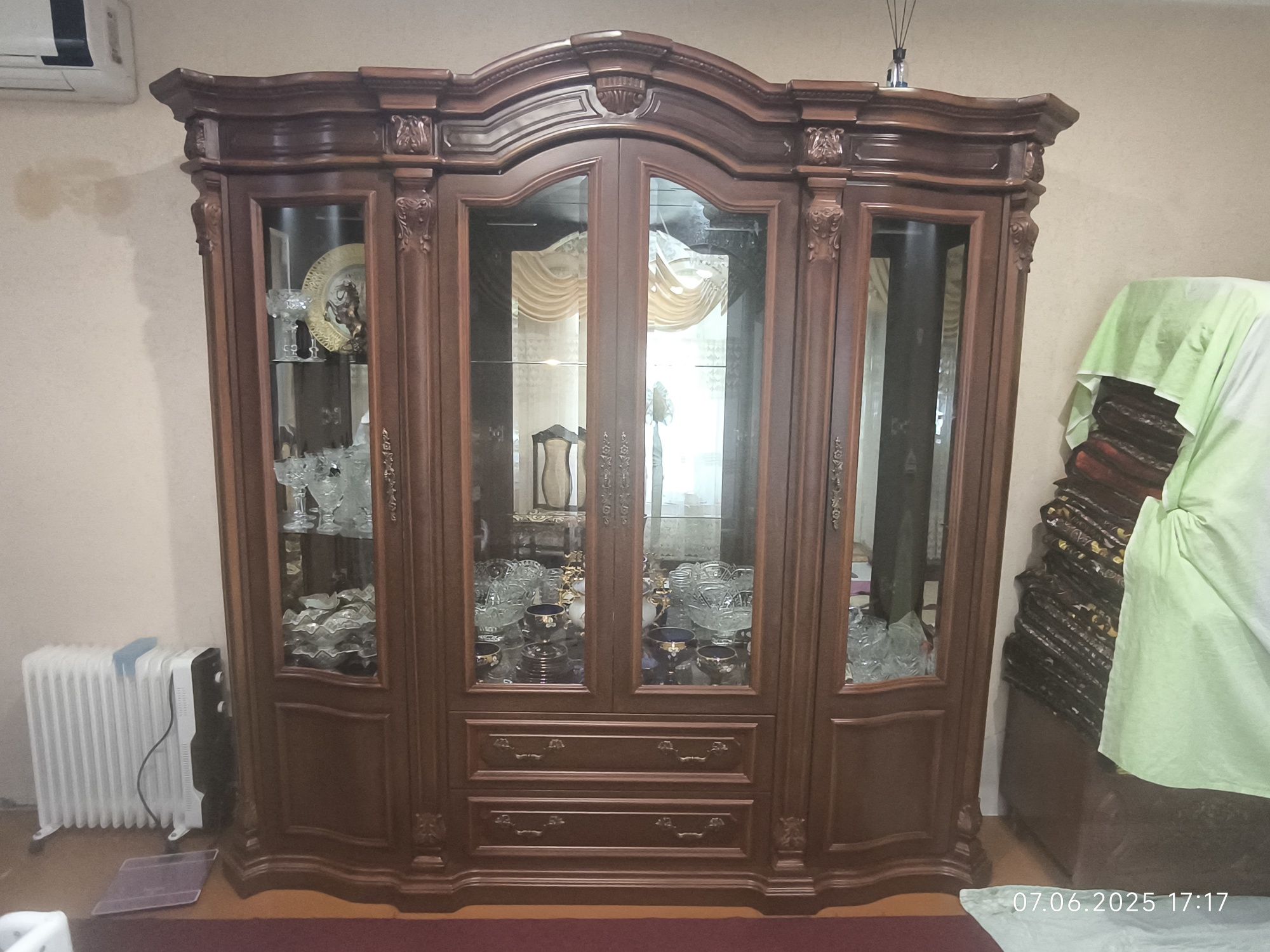 Хитой мебели сотилади