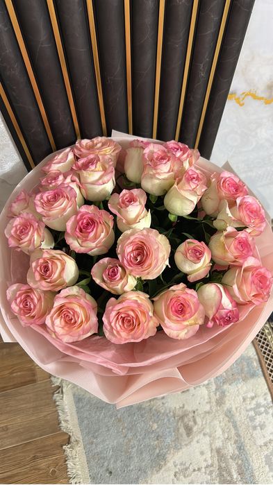 25 штук Бело розовые розы