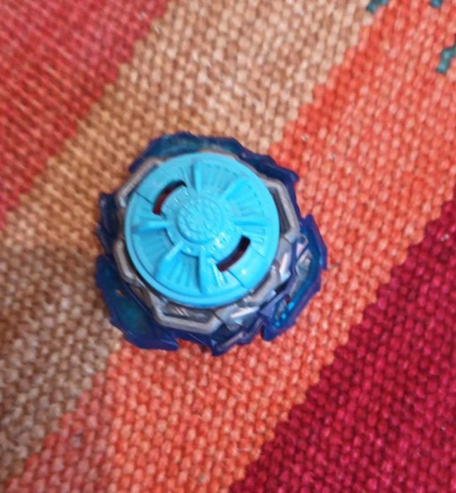 Arena Beyblade + un Beyblede