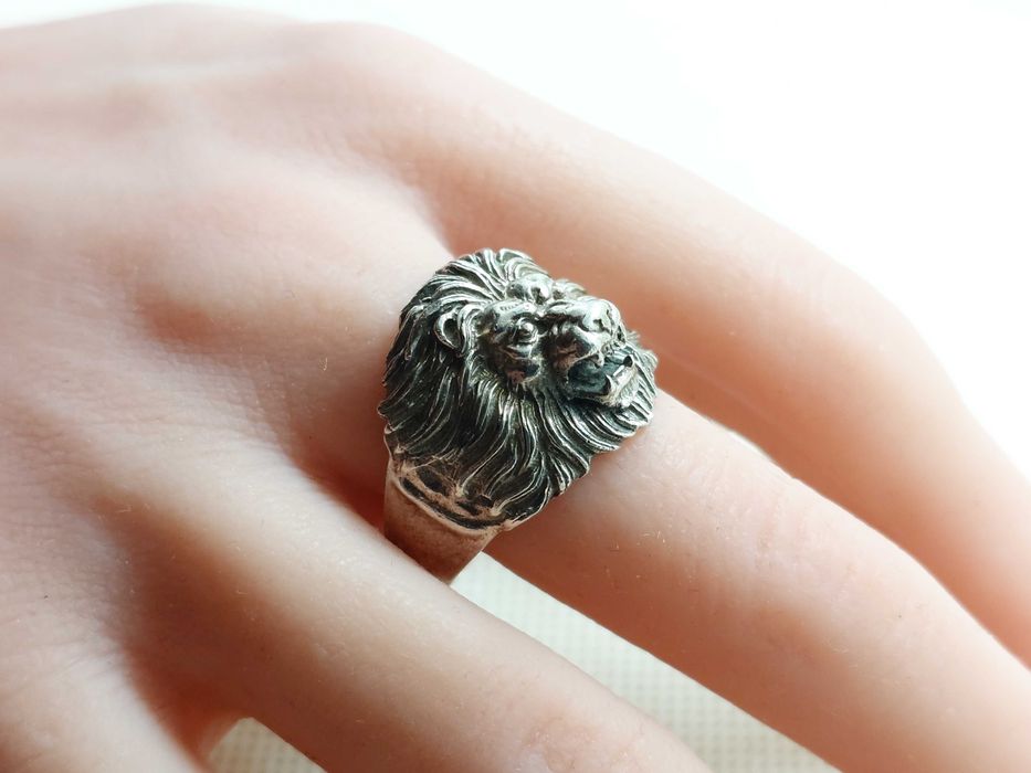 Inel din argint – cap de leu, relief masiv