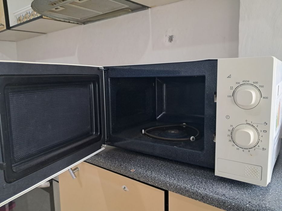 Микроволновка Samsung (без тарелки, рабочая)
Рабочая микроволновка Sa