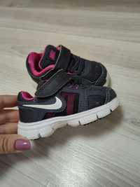 Vand adidasi nike mar 21