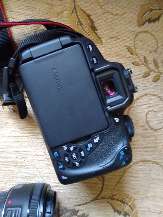 Предлага се фотокамера Canon 700D