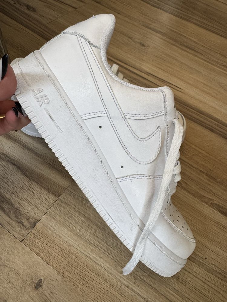 Оригинални бели кецове Nike Air Force ! 42 н