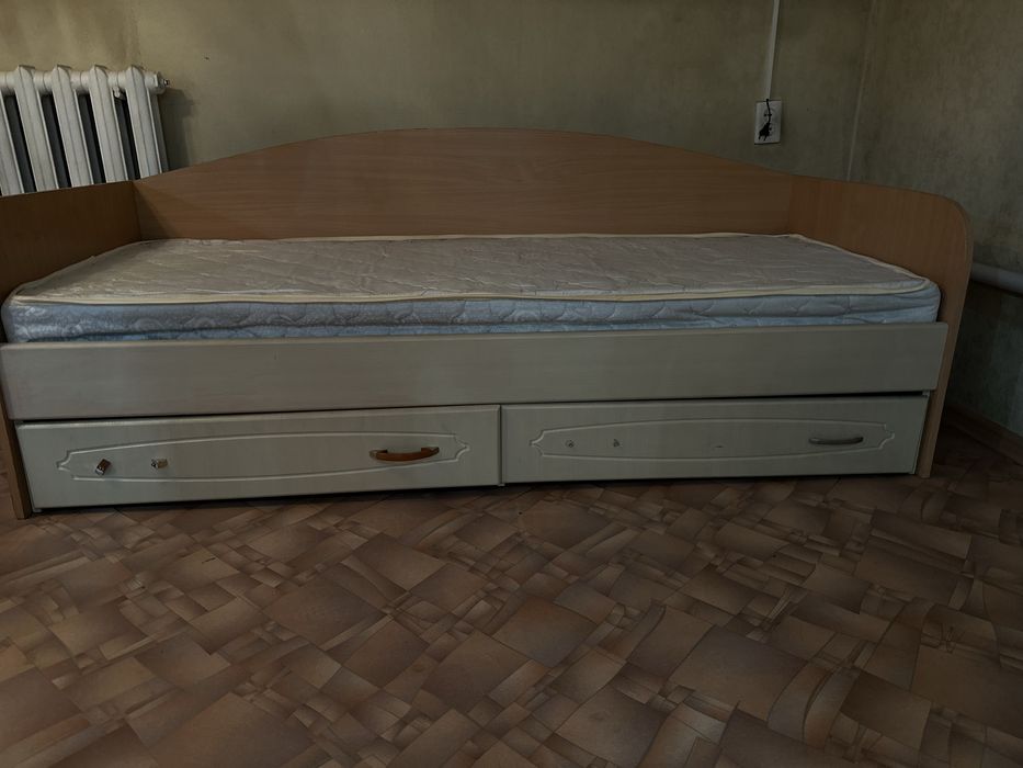 Продам кровать с матрасом в хорошем состоянии