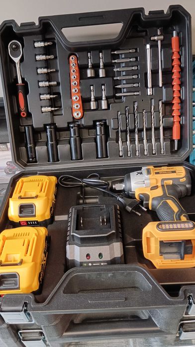 Акумулаторен Ударен Гайковерт с инстументи