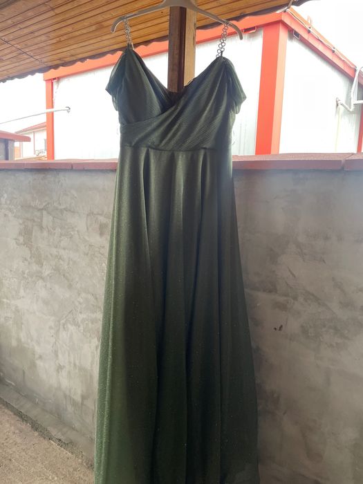 Сватбена рокля тъмно зелена и блестяща и ефектна с падащи рамене