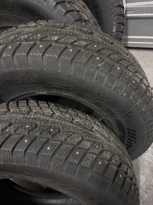 Продаю шины комлект