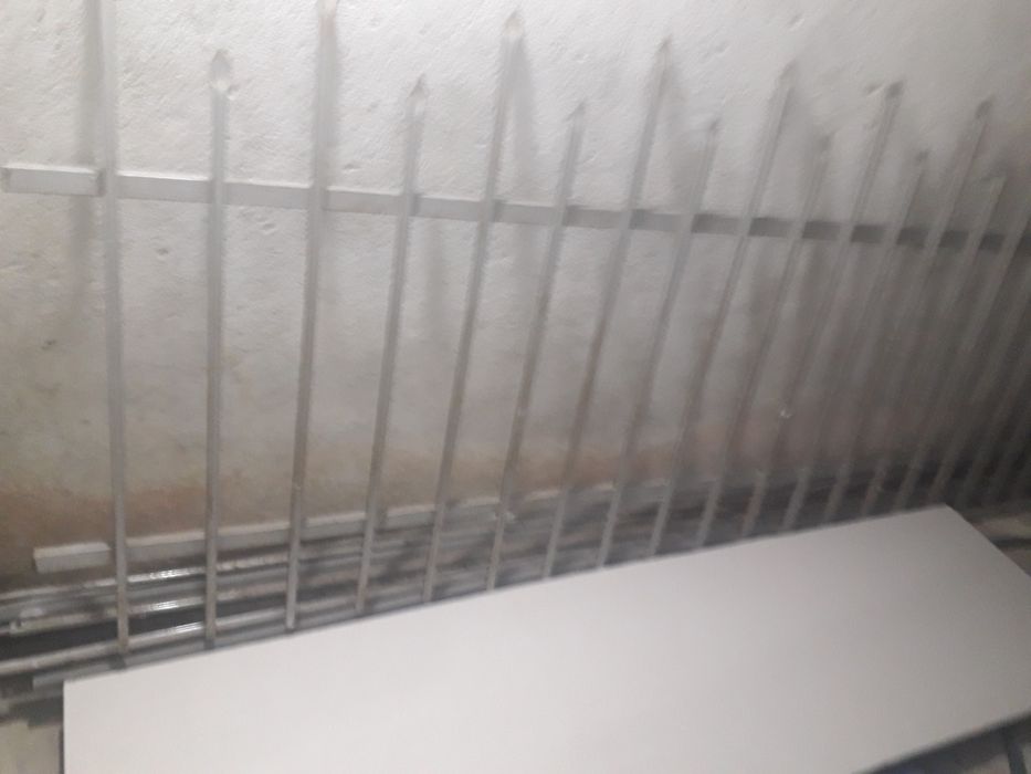 Сива метална  решетка