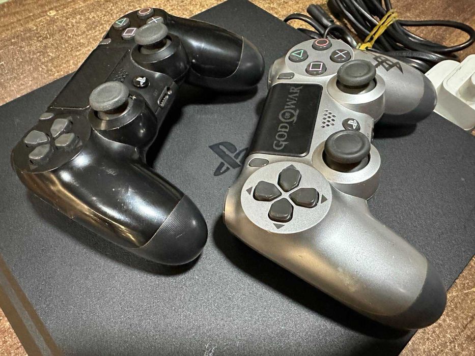 Sony PlayStation 4 Slim 1TB, FIFA 18, 2 джойстика
